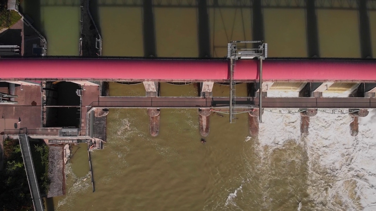 河坝，鸟瞰。大型水坝，水位控制器和开放闸门，强大的水流。大坝控制着莱茵河的流量视频素材