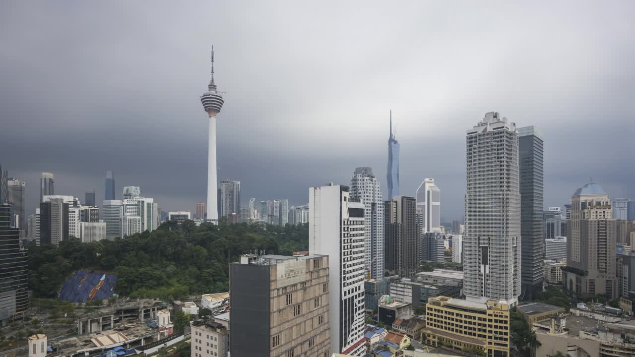 白天到晚上日落时分的吉隆坡城市天际线与多云的天空。视频下载