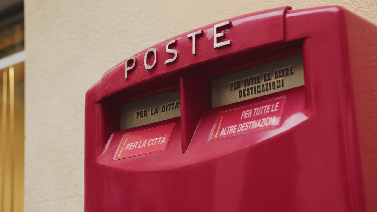 红色复古邮筒墙，欧洲老城历史街视频下载