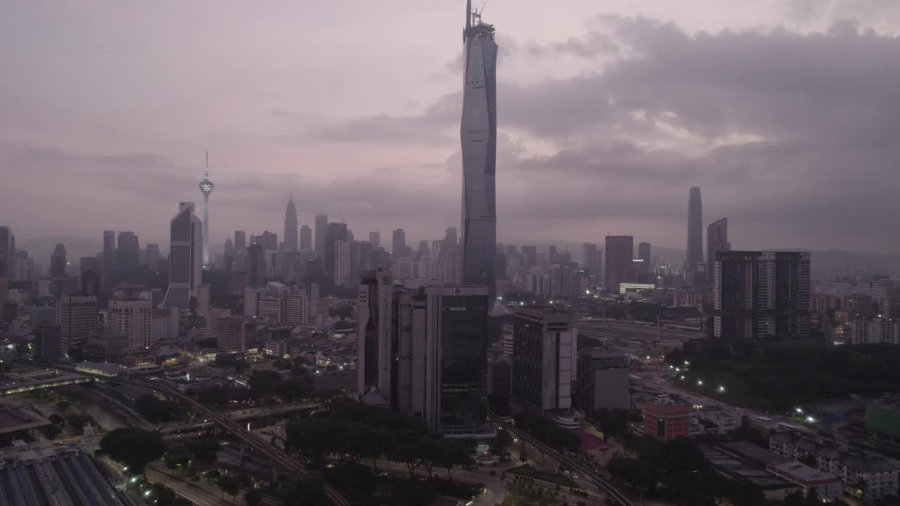 电影无人机镜头的城市与低云周围的摩天大楼在日出。视频下载