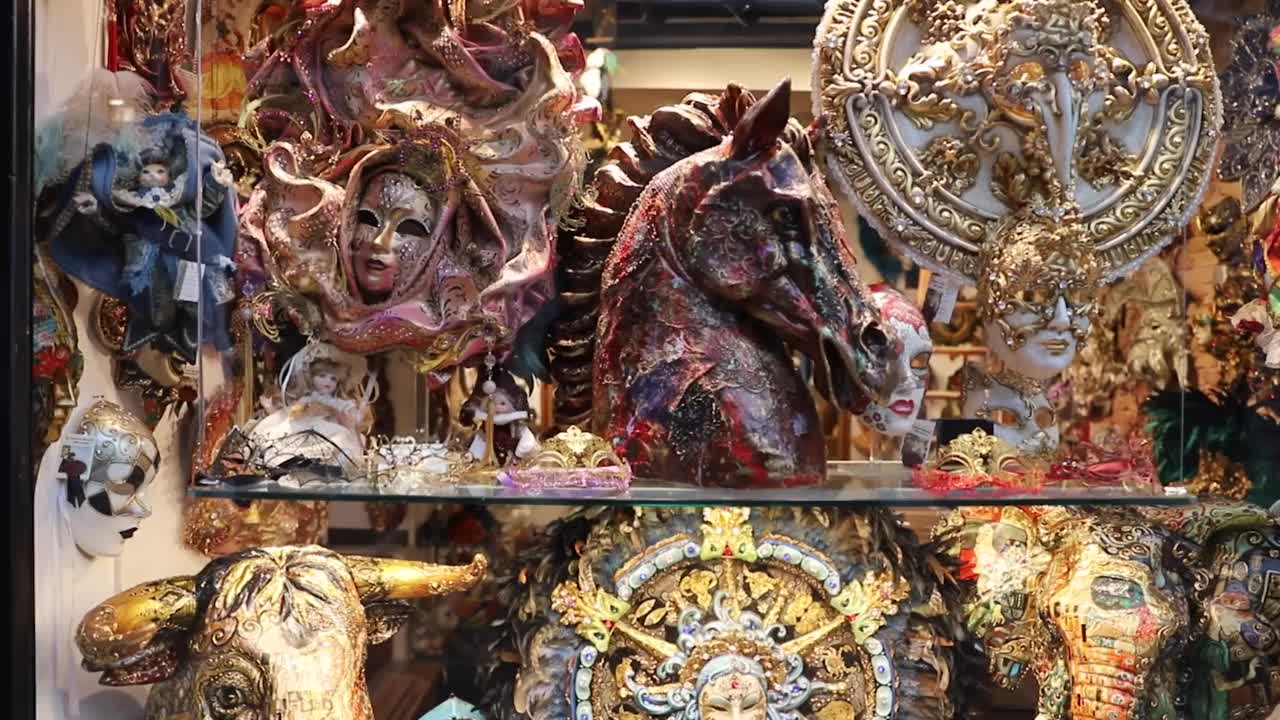 威尼斯一家商店橱窗里陈列的典型威尼斯面具。视频下载