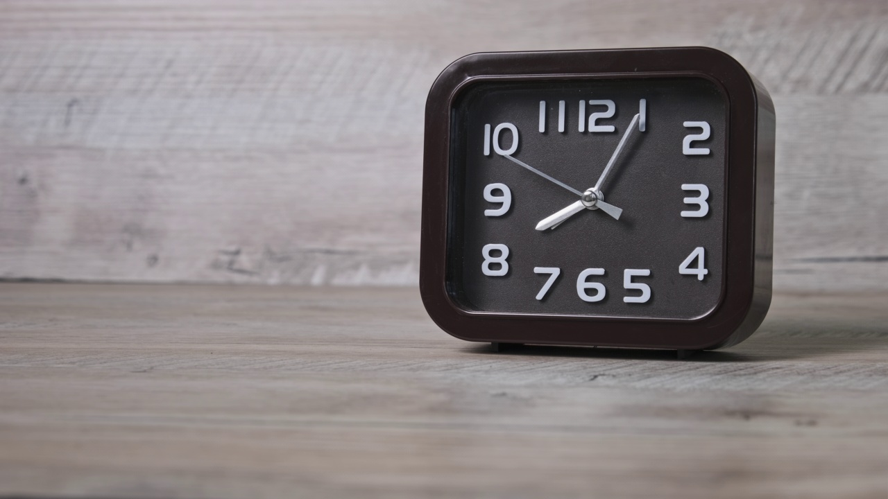 木桌上的指针钟显示时间视频下载
