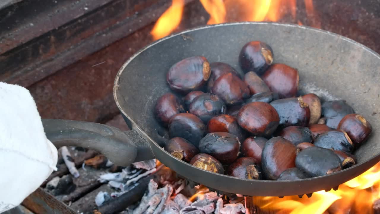 煮栗子时放在火上烧视频素材