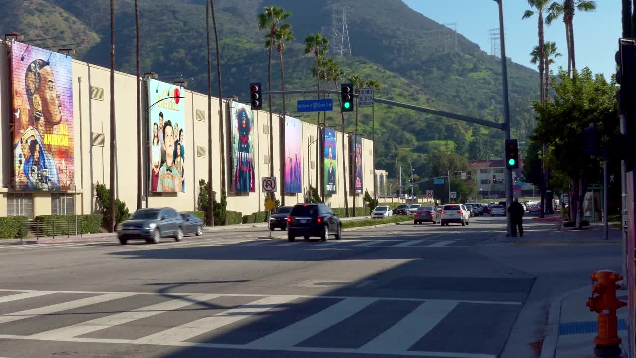 加州洛杉矶伯班克华纳兄弟电影制片厂外的巨大电影广告牌，4K视频素材