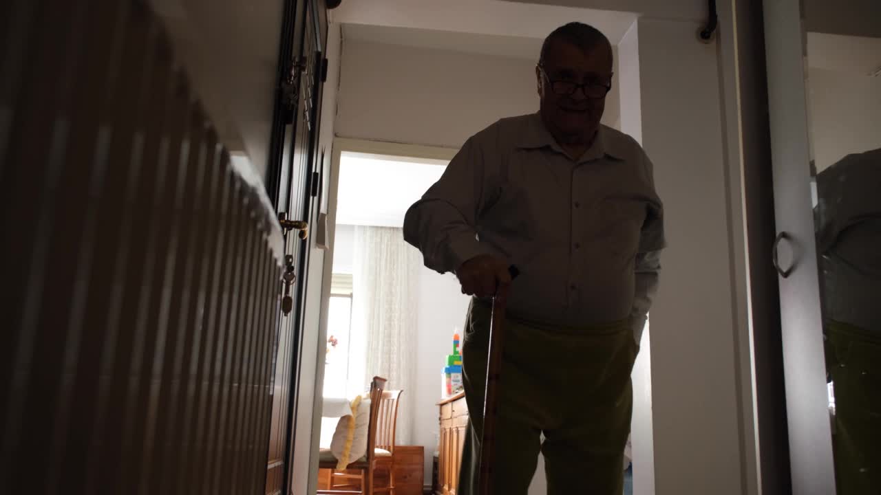 病老头拄着拐杖艰难地走着视频素材