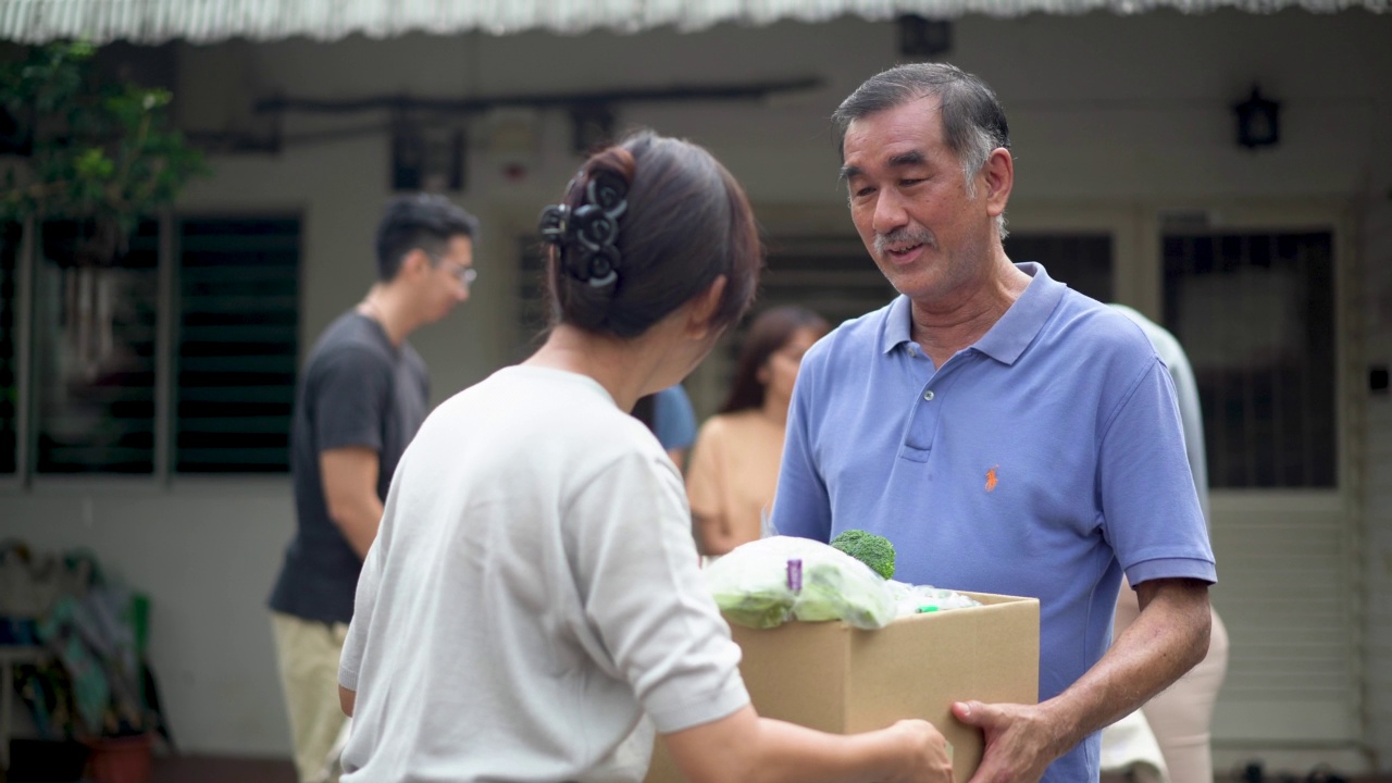 亚洲资深义工在食物银行向有需要的人捐赠食品视频素材