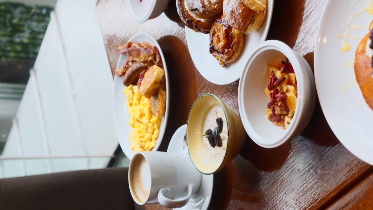 垂直视频的自助酒店早餐提供的食物在桌上视频素材