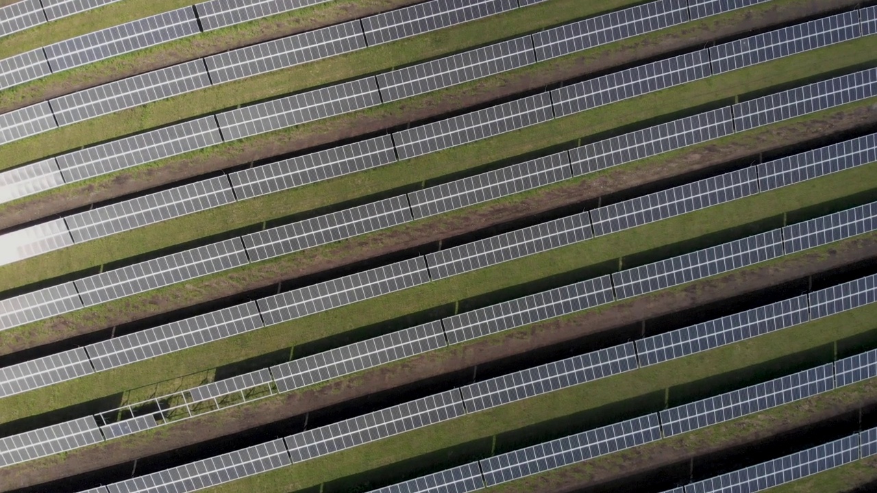 绿色田野中的生态太阳能电站面板鸟瞰图。视频下载