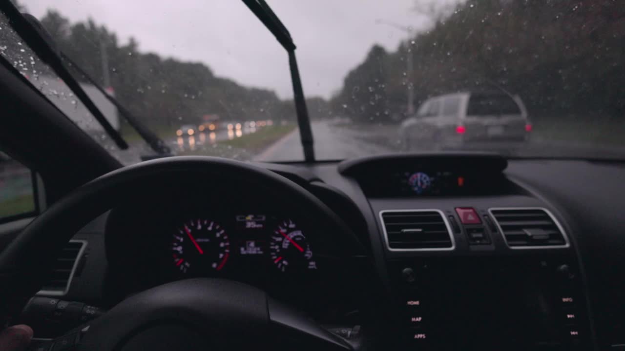 驾驶Pov恶劣天气郊区汽车和卡车在路上-下雨视频素材