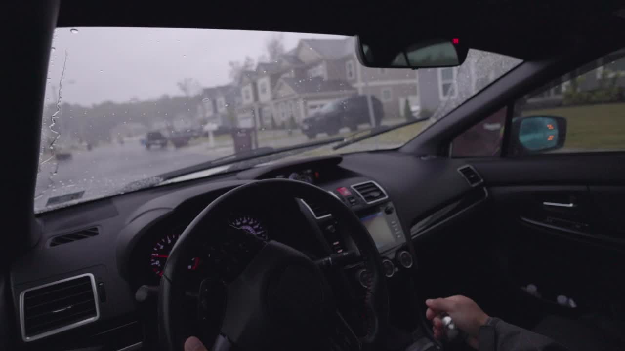 恶劣天气开车穿过小区-下雨视频素材