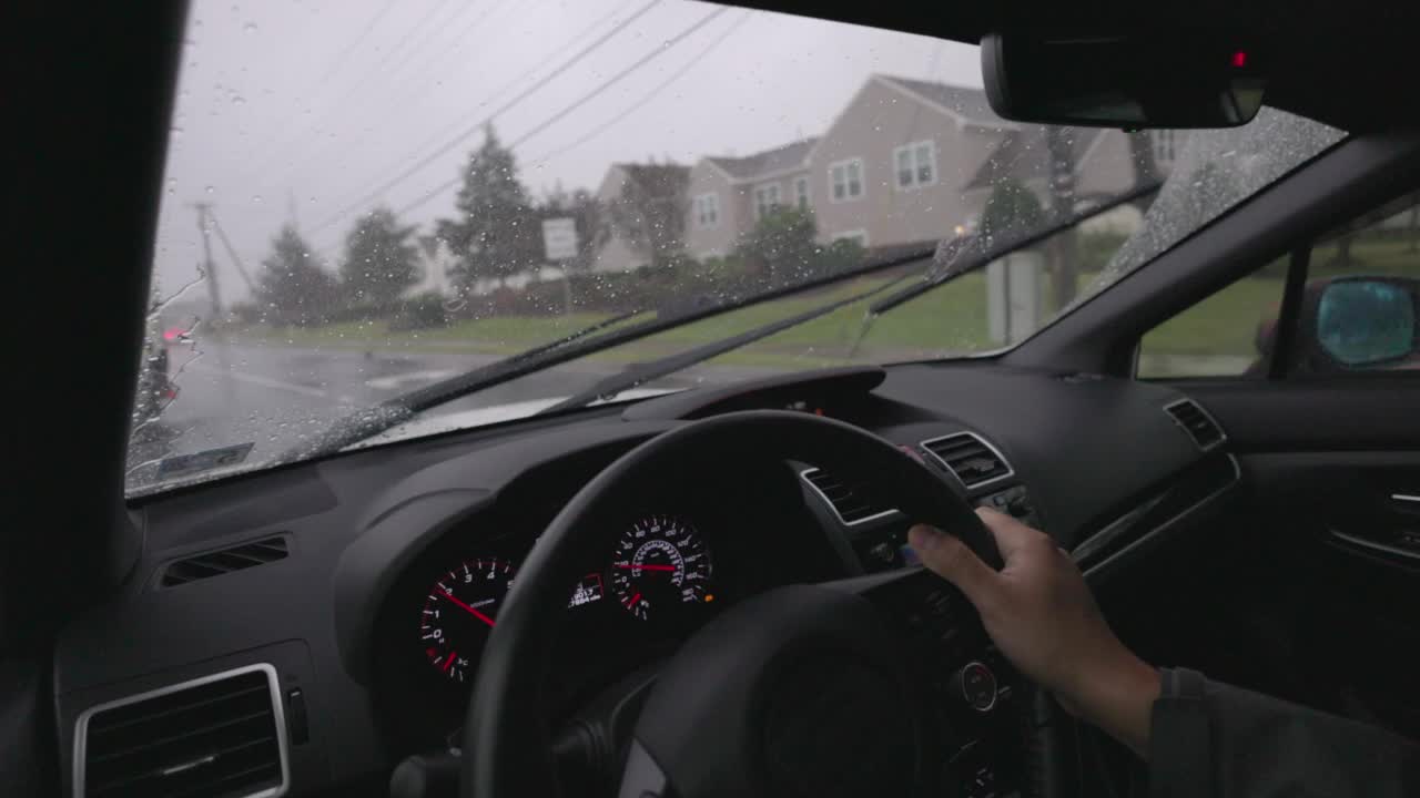 恶劣天气郊区路过的商业-雨天通勤视频素材
