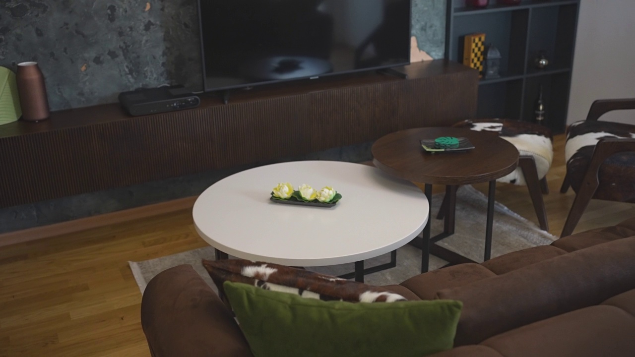 现代装饰桌子与棕色沙发和椅子在客厅视频下载