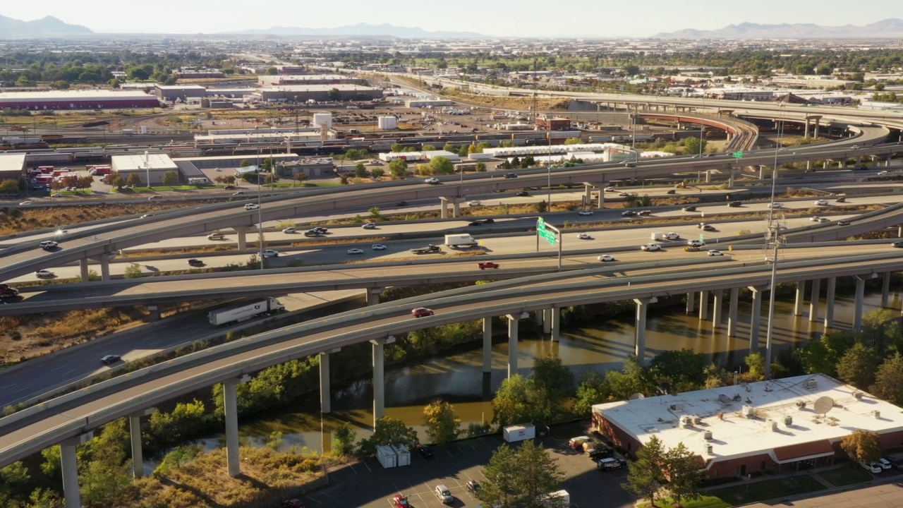 无人机在繁忙的高速公路交汇处进行空中拍摄，那里挤满了汽车和卡车视频下载