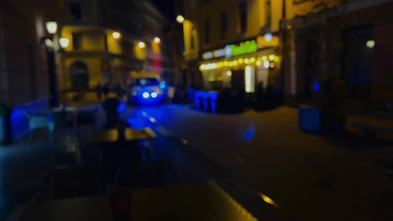 离焦和黑暗:警笛闪烁的紧急救护车视频素材