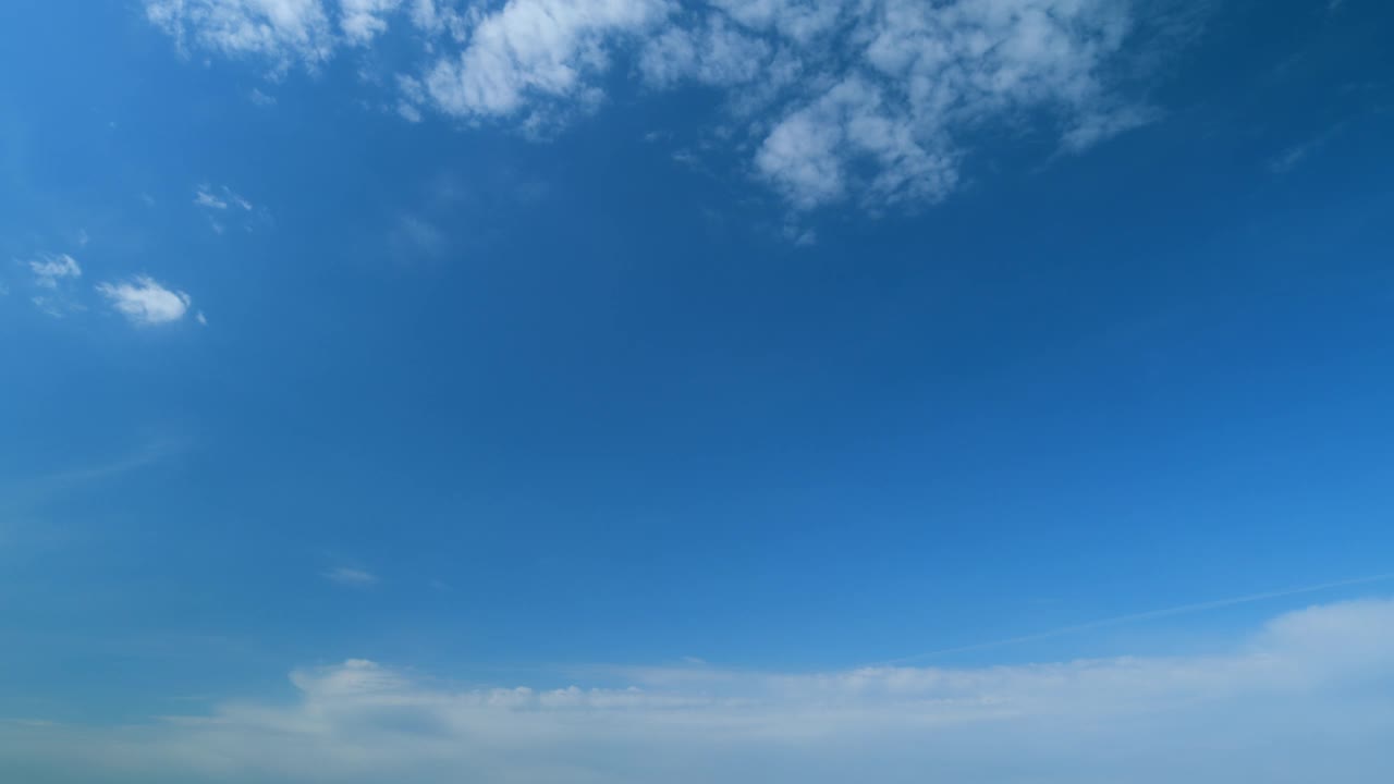 自然天气蓝天。云与蓝色浅蓝色的天空在地平线。间隔拍摄。视频下载