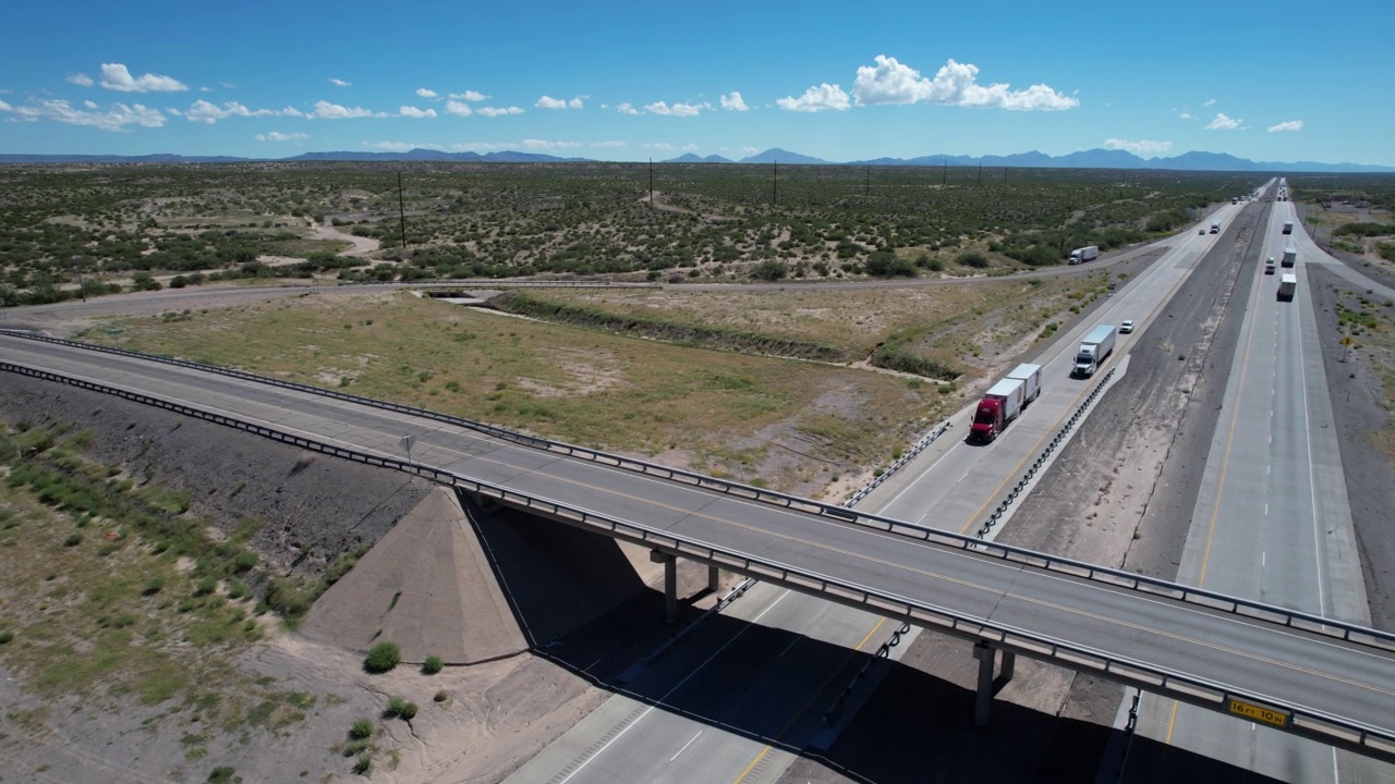 卡车在高速公路在中午在德克萨斯州，美国-无人机视图视频下载
