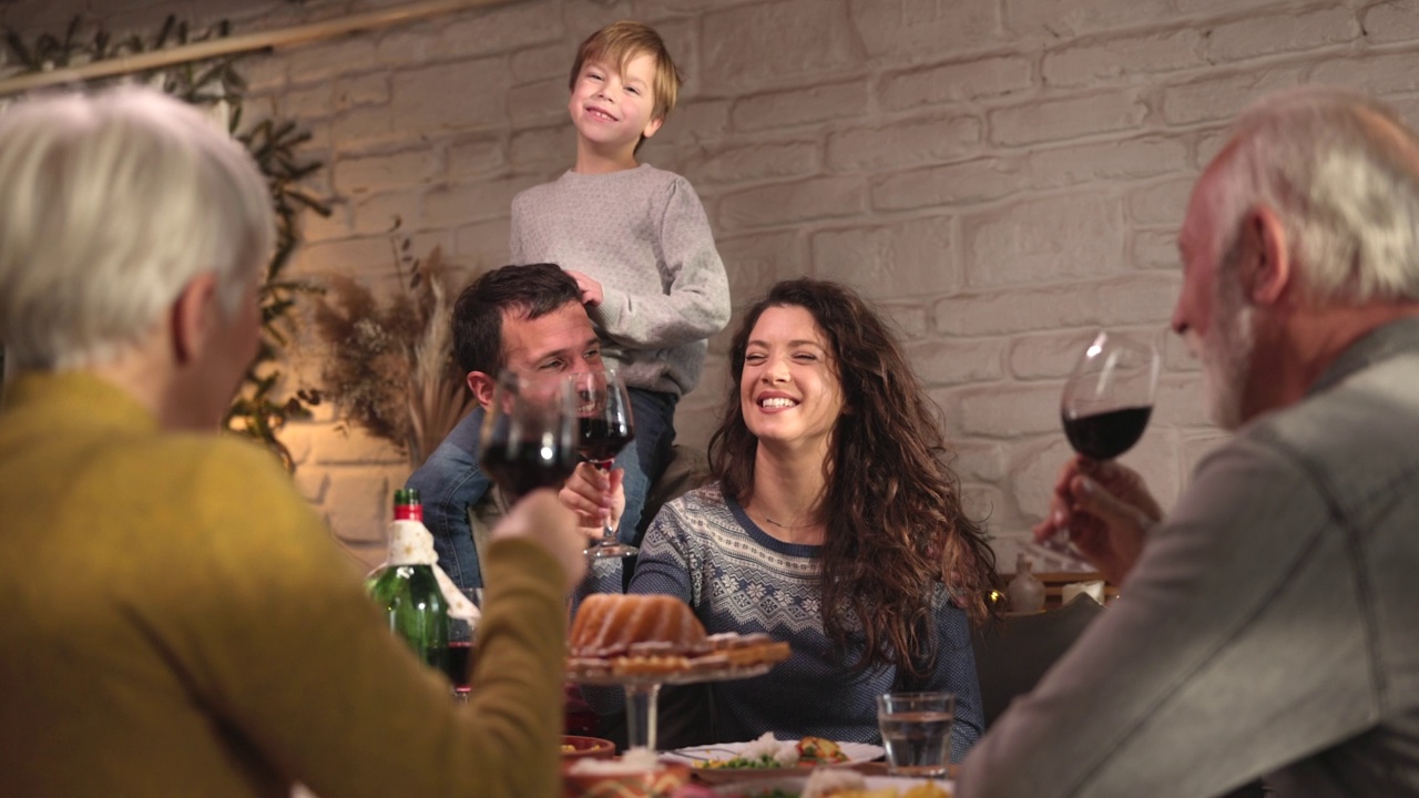 欢乐的大家庭在餐厅午餐时交谈。视频下载