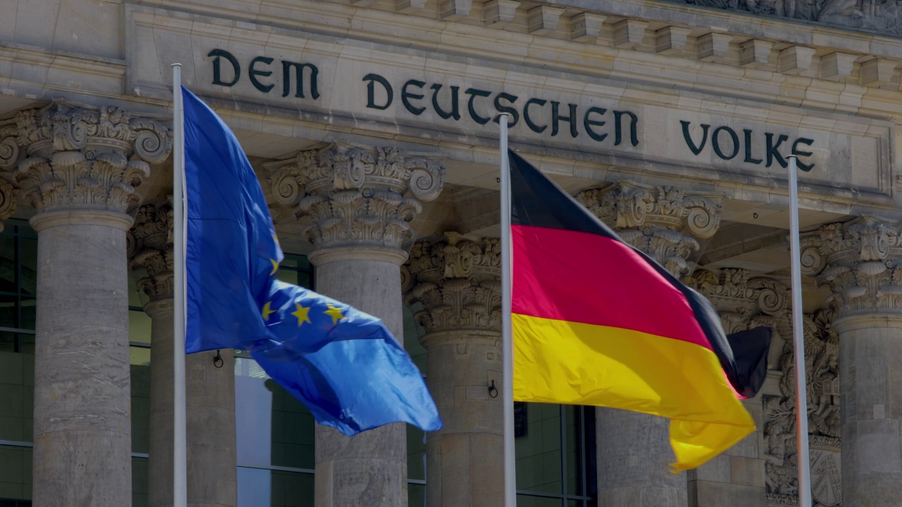 柏林国会大厦前的国旗视频素材