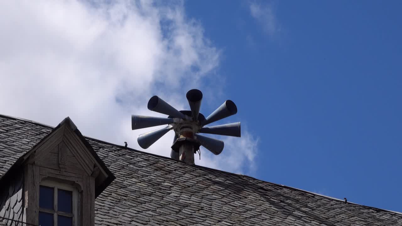 建筑物瓦片屋顶上的扩音器视频素材