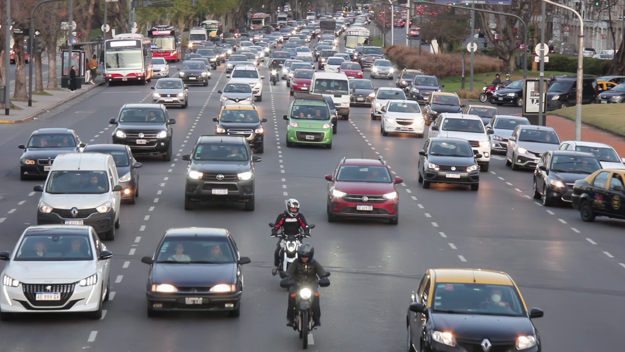 阿根廷首都布宜诺斯艾利斯Recoleta区Figueroa Alcorta大道上的汽车和交通。视频下载