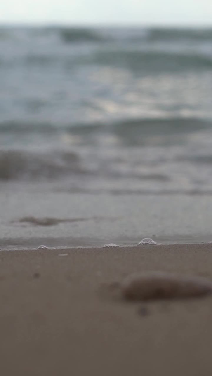 慢镜头，沙子和海水，模糊的背景视频素材