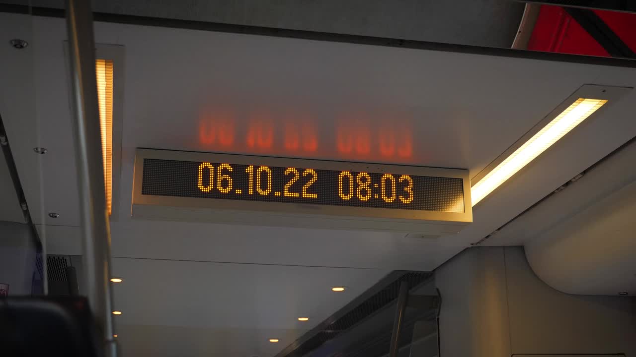 信息板上显示的信息在列车巴塞尔坏BF。显示高速列车实时和目的地视频下载