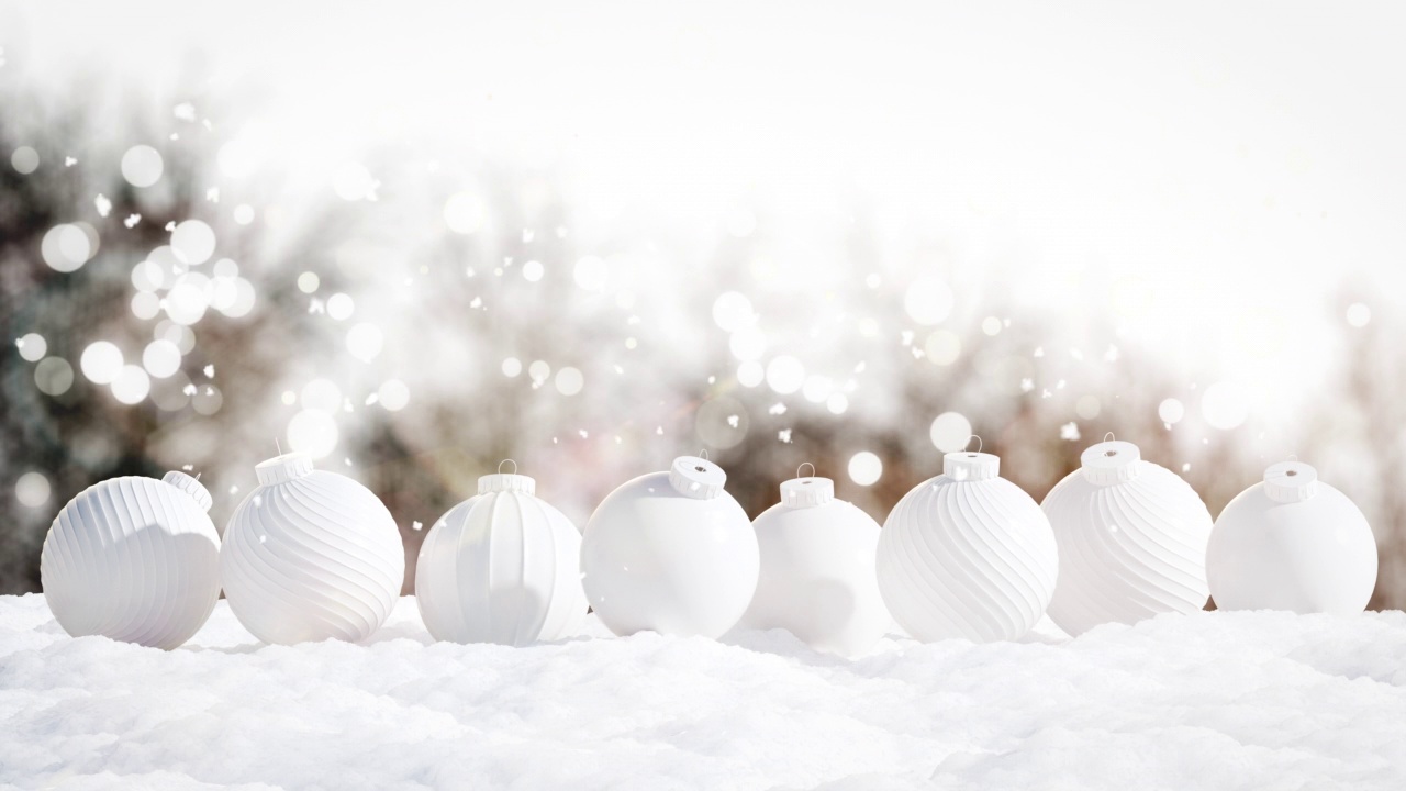 白色银色水晶豪华装饰圣诞球放在雪地与美丽的散景背景视频素材