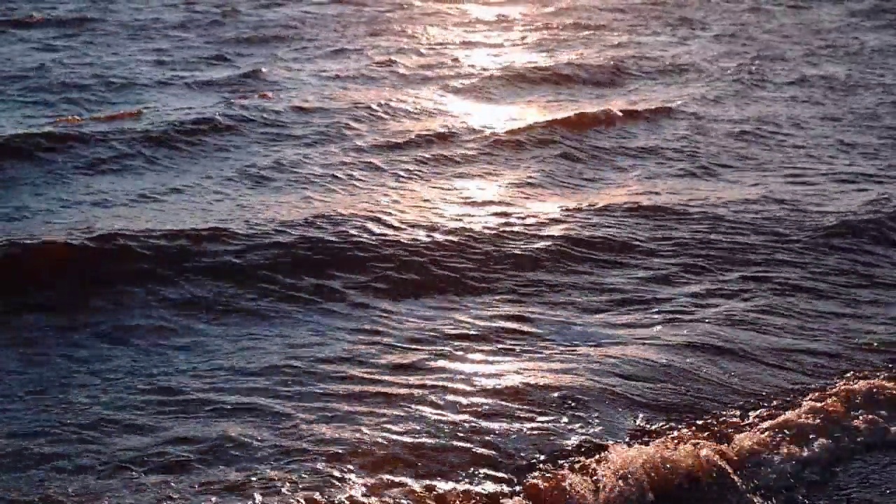 夕阳西下，河水荡漾视频下载