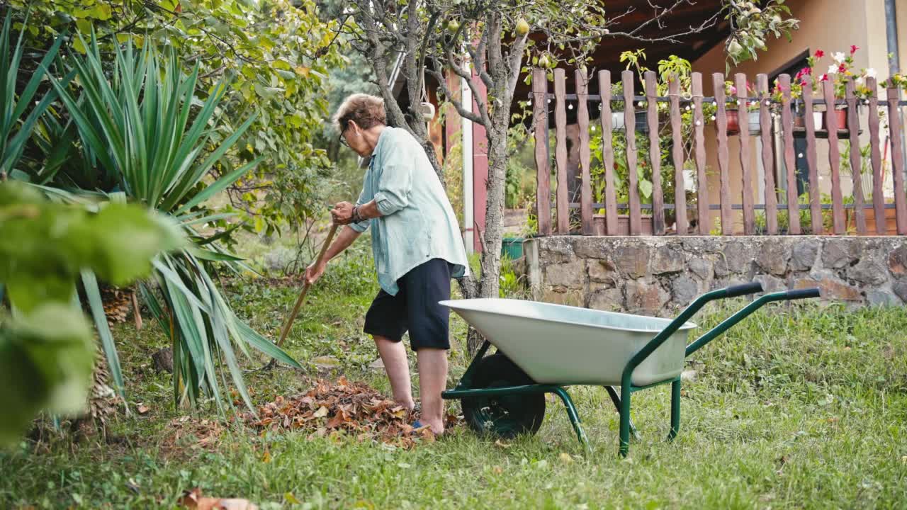 一位年长的白人妇女正在花园里干活。视频素材