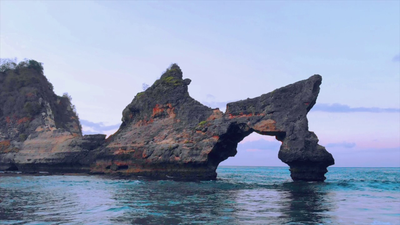Atuh海滩。印度尼西亚巴厘岛的海滩很美，岩石被水侵蚀视频下载