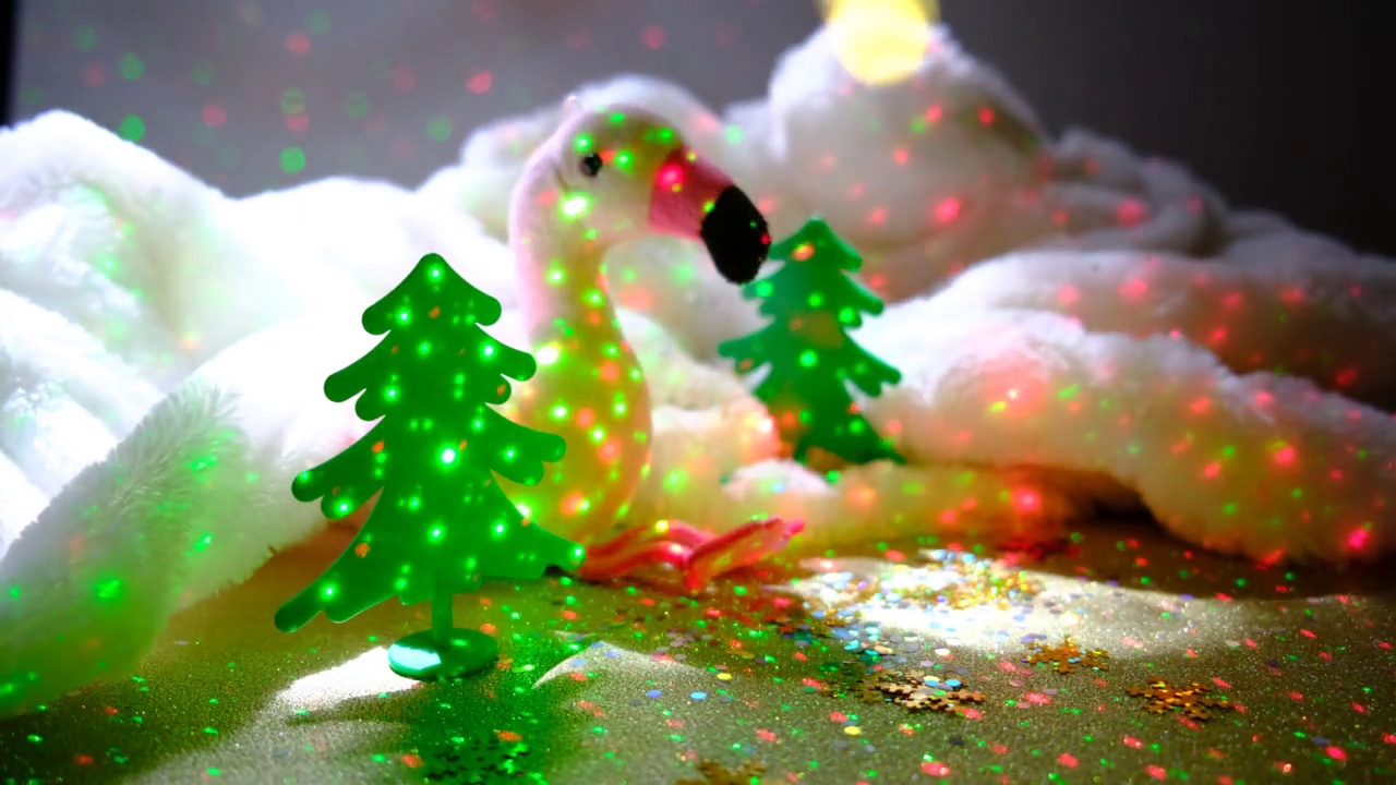 冬季仙女节日背景。有可爱玩具的圣诞气氛。粉红火烈鸟毛绒玩具。闪烁的灯光视频素材