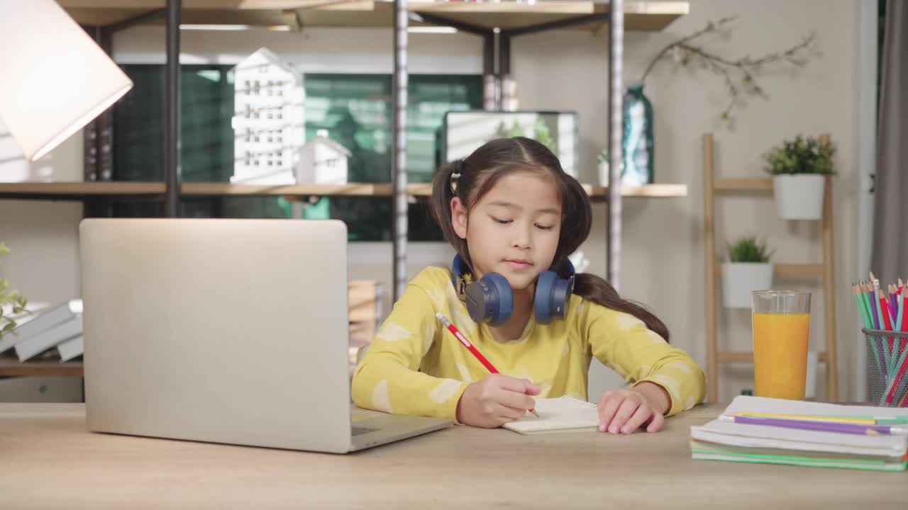 亚洲小女孩在家学习视频会议远程教育。视频素材