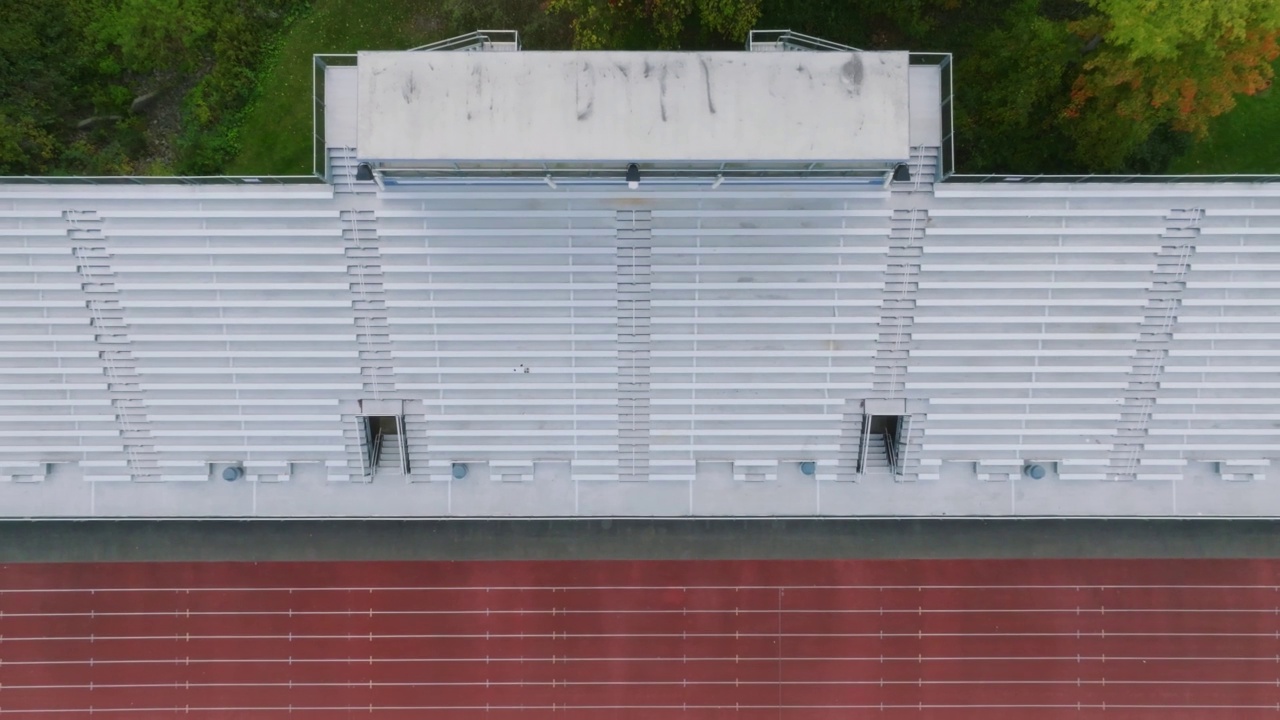 航拍的铝制体育场看台，远离看台，笔直向上。视频素材