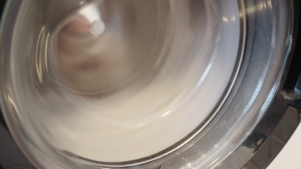在洗衣机中清洗彩布的过程，慢动作视频素材