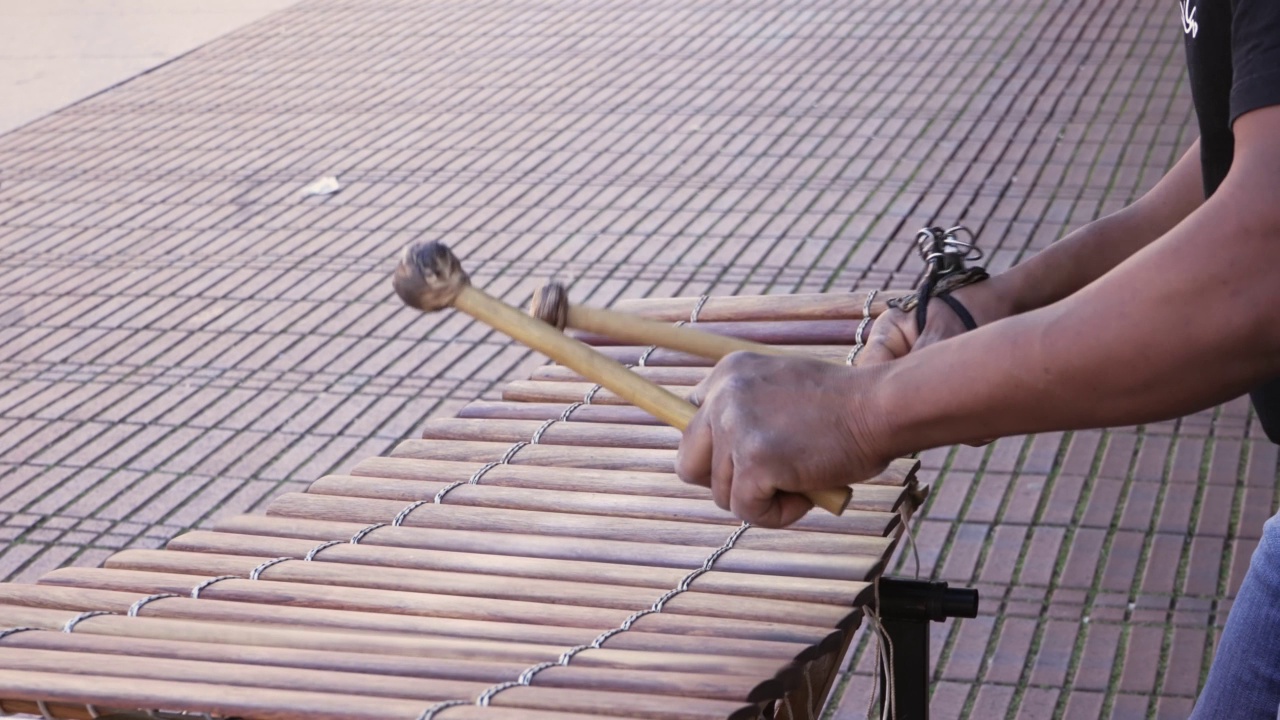 男人在木琴上弹奏，慢动作视频下载