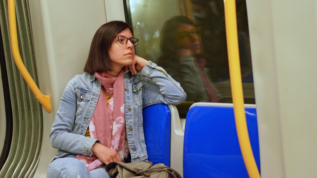 沉思的女人望向地铁窗外视频素材