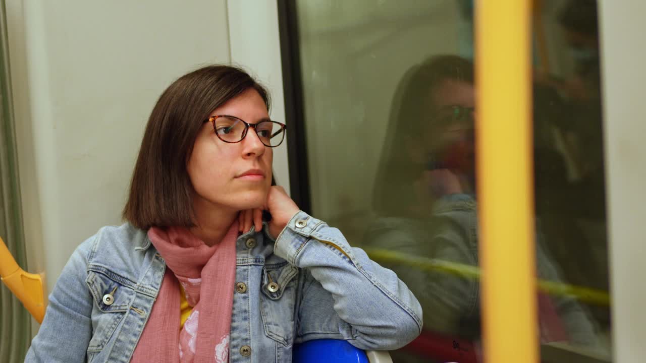 沉思的女人望向地铁窗外视频素材