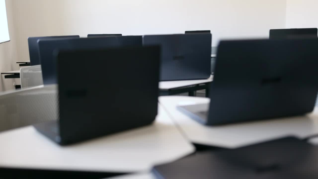 空荡荡的小学电脑教室视频素材