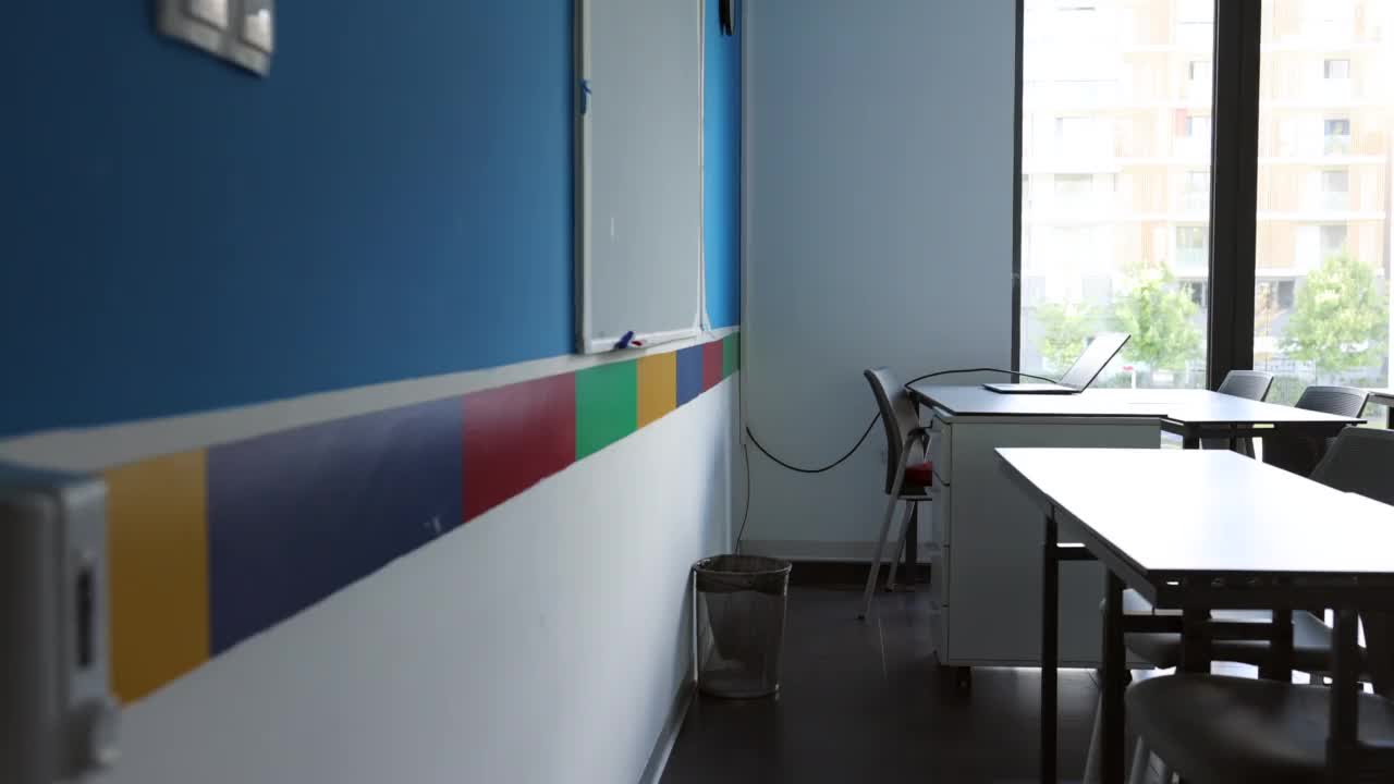 空荡荡的小学电脑教室视频素材