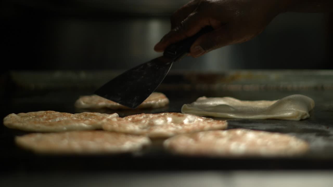 烤意大利面被翻过来用超慢动作烹饪视频下载