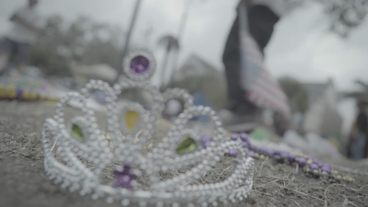 在新奥尔良的狂欢节游行结束后，在波旁街或法国区，手拿着垃圾和丢弃的狂欢节珠子视频下载