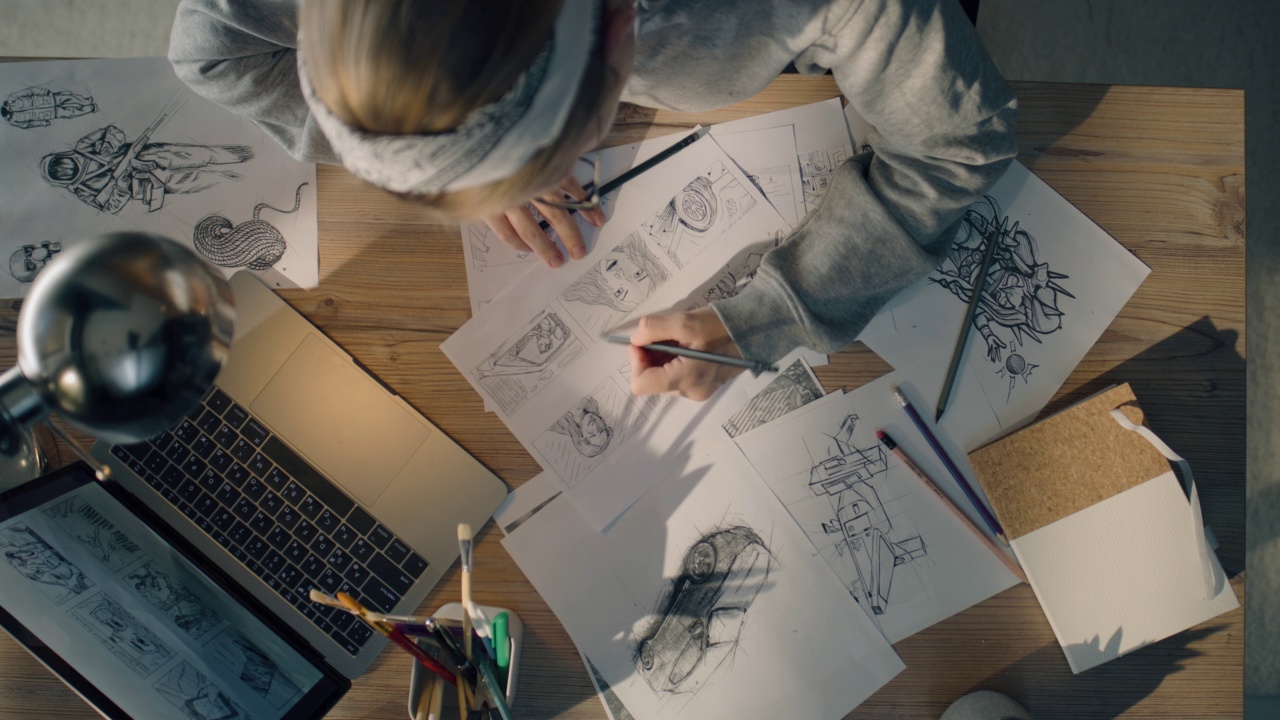 年轻女子在一个设计工作室的故事板上为视频画草图视频下载
