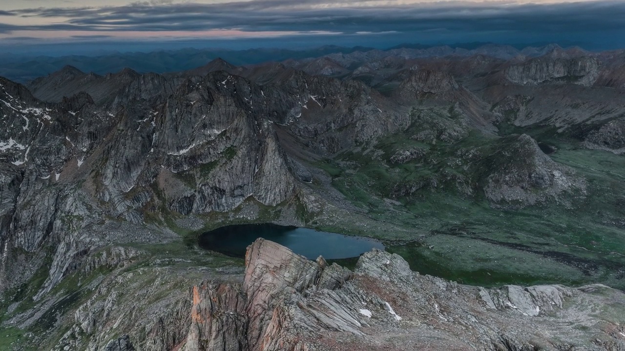 高原湖泊如碧玉镶嵌在四川西部的群山中视频下载