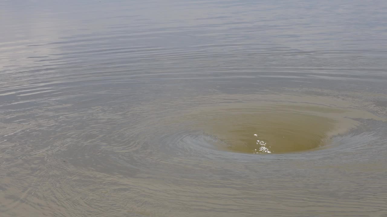 潮水被吸下来形成一个圆形漩涡的背景图。视频素材