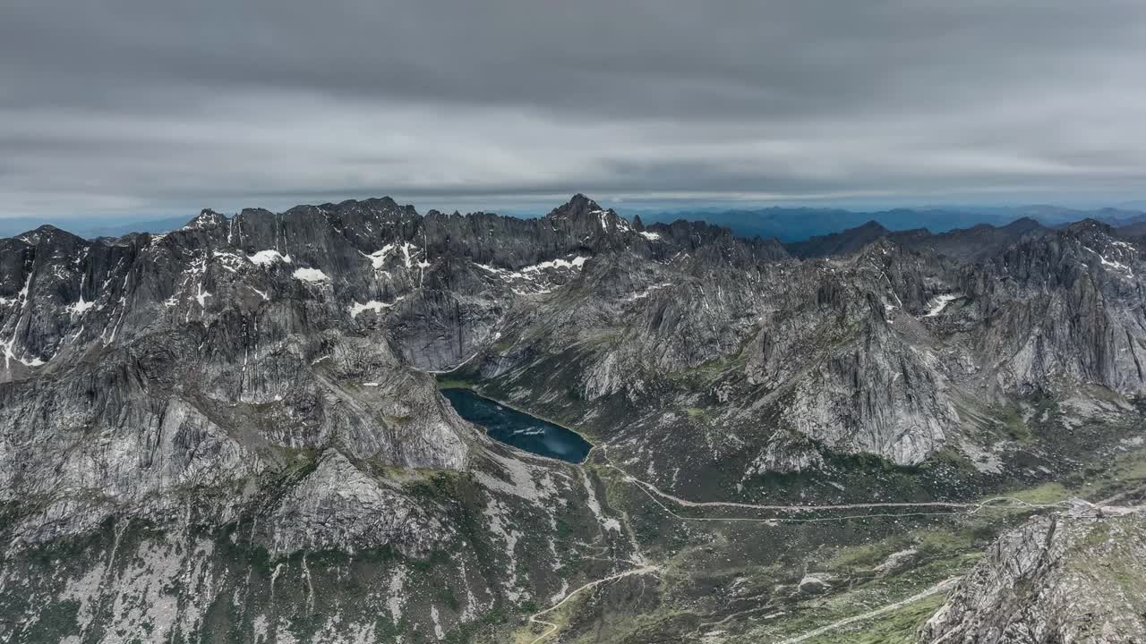 高原湖泊如碧玉镶嵌在四川西部的群山中视频素材