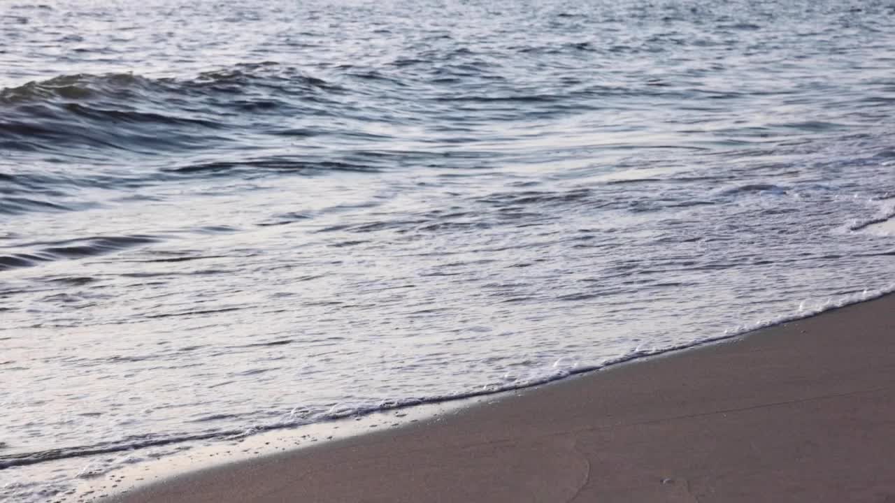 海浪拍打着海滩视频素材