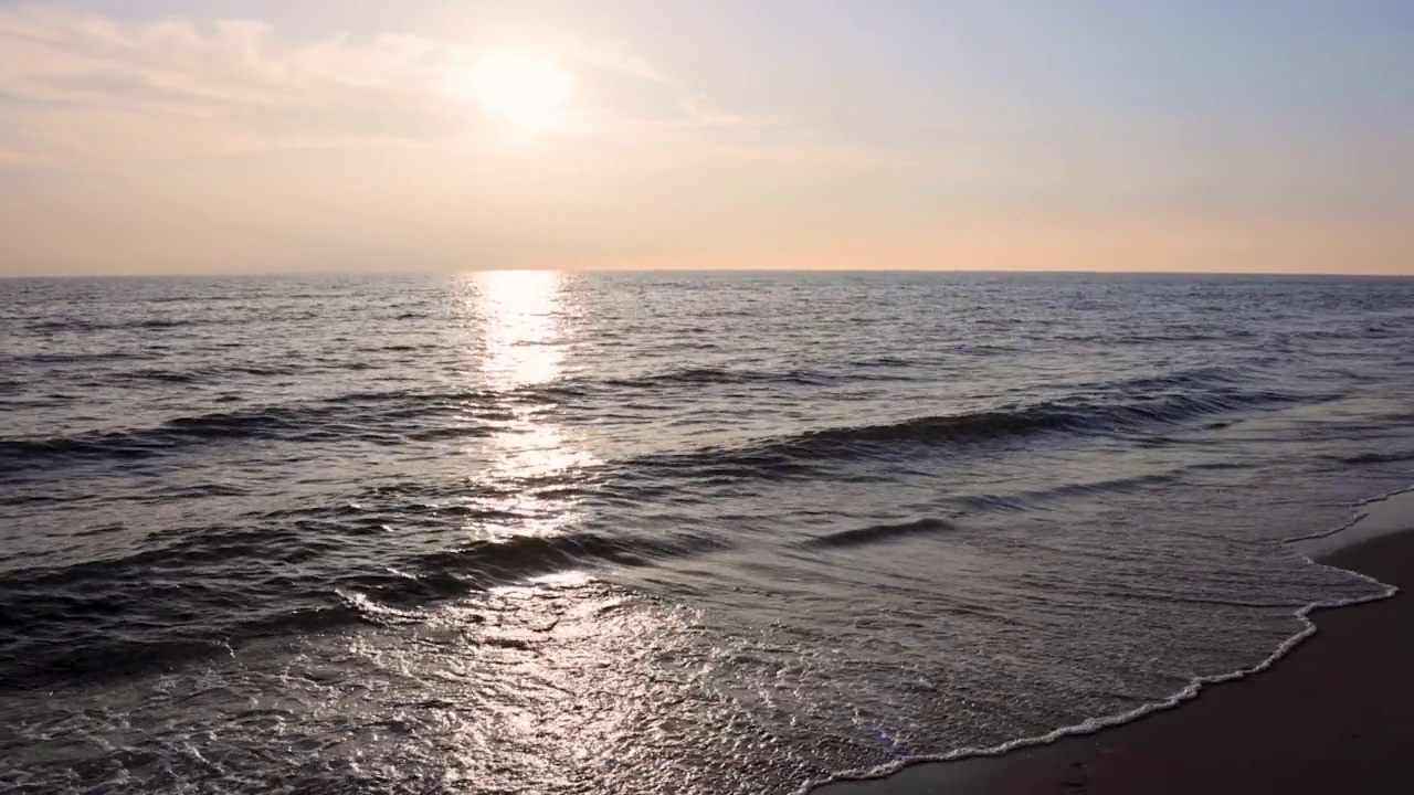 日落时分，海滩上的大海视频素材