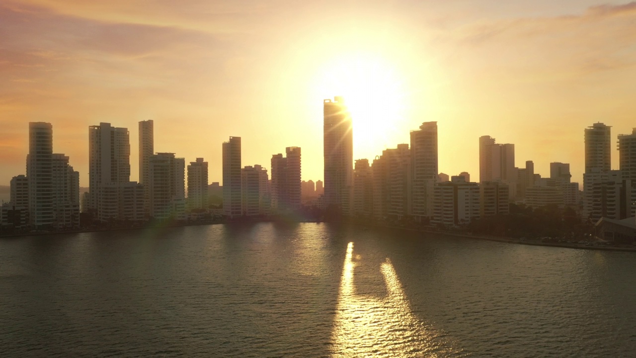 哥伦比亚卡塔赫纳惊人的日落近现代摩天大楼商务公寓酒店鸟瞰图视频下载