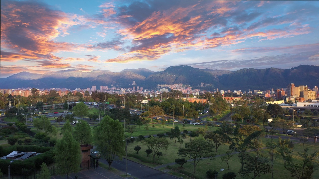 波哥大城市交通惊人的天空观日落城市景观在傍晚哥伦比亚视频下载