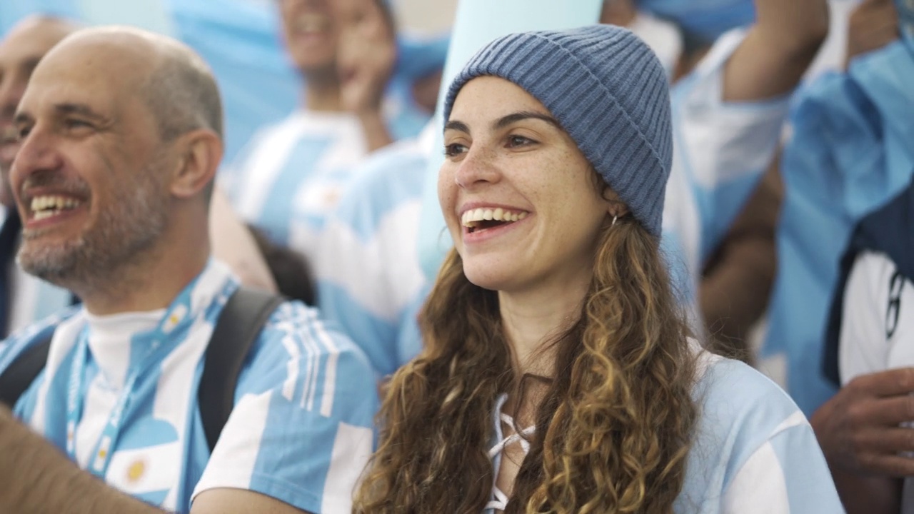 慢镜头拍摄的阿根廷球迷编织t恤，在拥挤的体育场欢呼视频下载